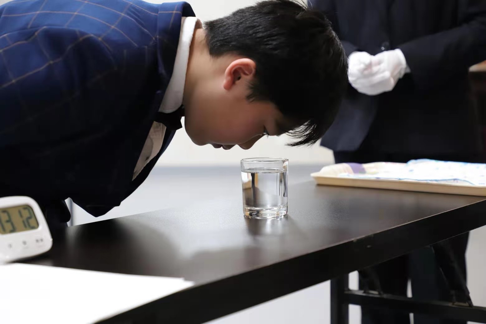 Youngest person to visually identify 521 cups of water